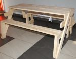 Drewniane rozkładane ławki i stół.